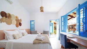 Un dormitorio con cama, escritorio y silla.
