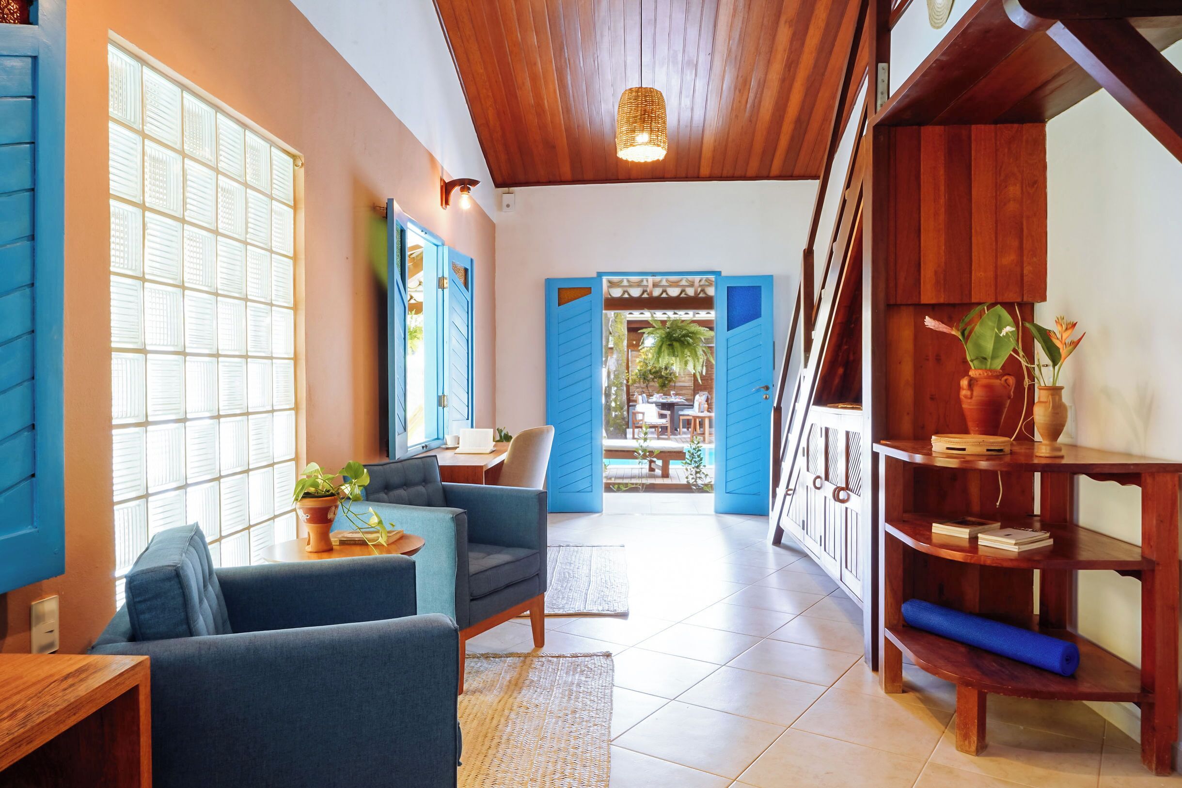 Een 32-inch smart-tv met kabelzenders, een televisie en Netflix