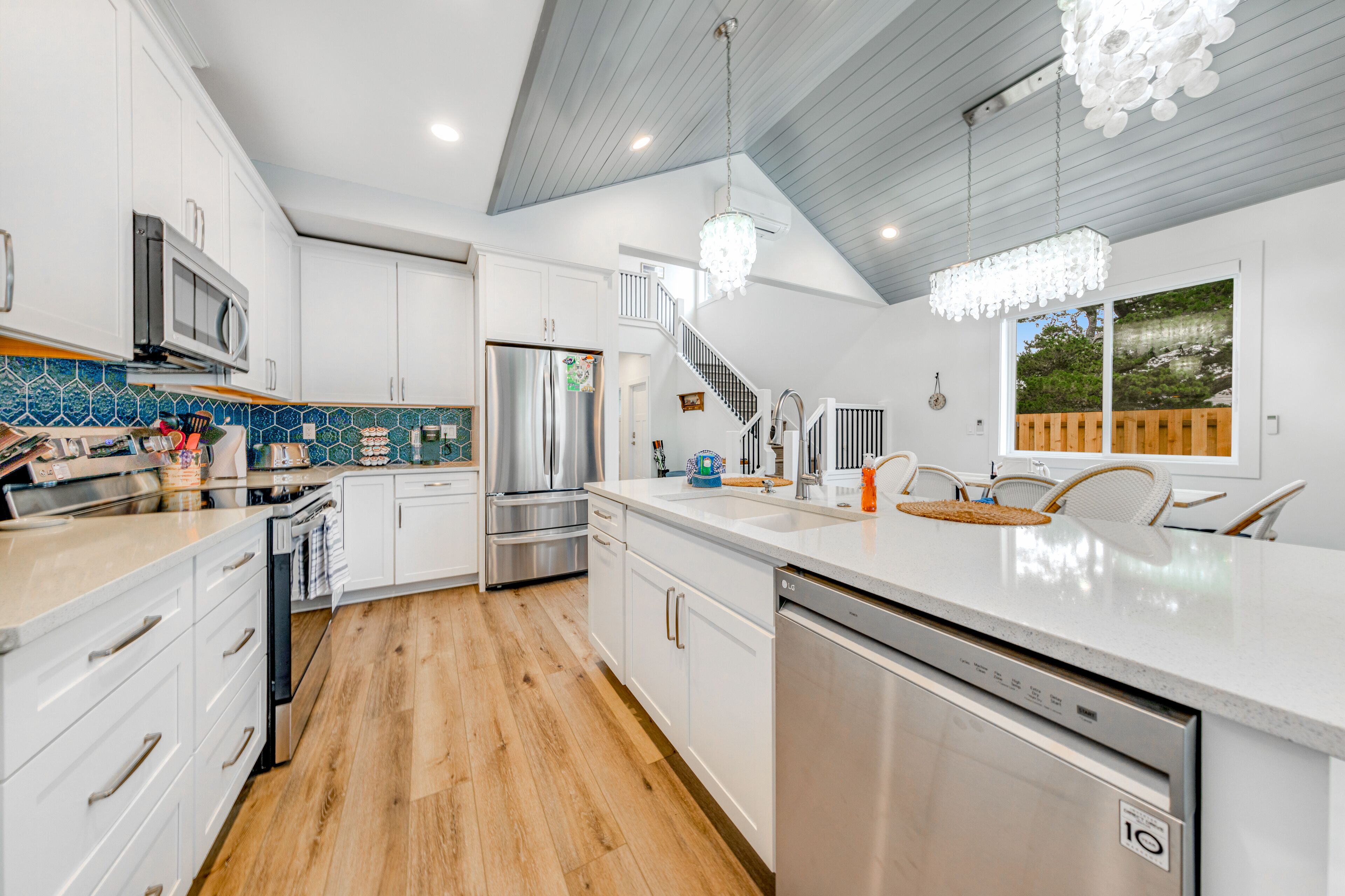 ثلاجة، ميكروويف، فرن، موقد طهي مسطح