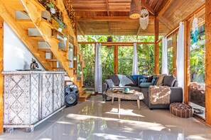 Smart TV, chimenea, futbolito y estéreo 