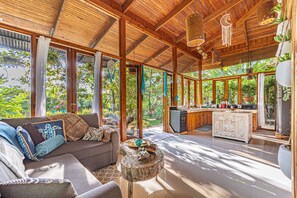 Smart TV, chimenea, futbolito y estéreo 