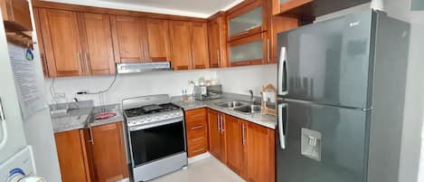 Microwave, oven, dishwasher, coffee/tea maker