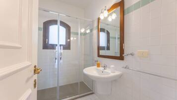 Dusche, Haartrockner, Bidet, Handtücher