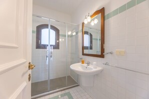 Dusche, Haartrockner, Bidet, Handtücher