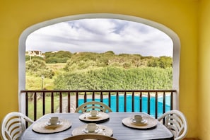 Outdoor dining - 60 sq m - Living room with kitchenette and double sofa bed, double bedroom, bathroom with bidet and shower or bath, access to communal pool. <br>Ground floor or first floor with furnished veranda or balcony.<br>Equipped with:<br>- tv <br>- washing machin (Stintino)