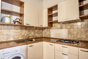 Kühlschrank, Herdplatte, Wasserkocher mit Kaffee-/Teezubehör, Toaster