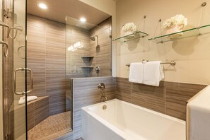 Baignoire, sèche-cheveux, serviettes fournies