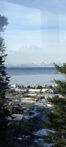 TreeTops: Whidbey Island bayside retreat with sound and Olympic Mountain views