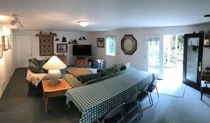 Smart TV, fireplace, DVD player, table tennis