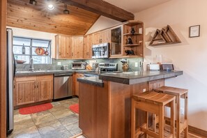 Fridge, microwave, oven, stovetop - Updated 2 Bedroom and Loft 2 Full Bathroom Woodlands #51Just Steps to Shuttle Close to Golf Course (Mammoth Lakes)
