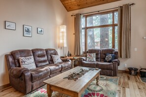 Una televisión, una chimenea