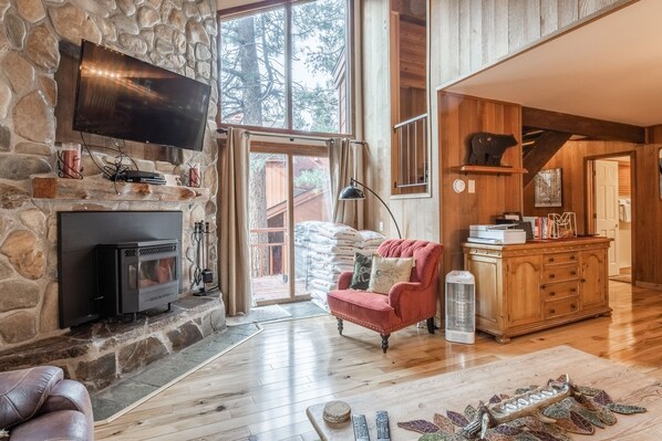 TV, fireplace - Updated 2 Bedroom and Loft 2 Full Bathroom Woodlands #51Just Steps to Shuttle Close to Golf Course (Mammoth Lakes)