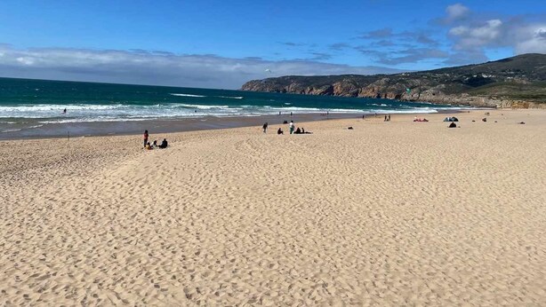 A wide sandy beach with a clear blue sky and calm sea. - Fabulous Terrace 2 - Checkinhome (Cascais)
