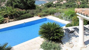 A swimming pool with a view of a coastal town and hills. - Stunning private villa for 8 people with A/C, WIFI, private pool, TV and terrace (Saint-raphaël)