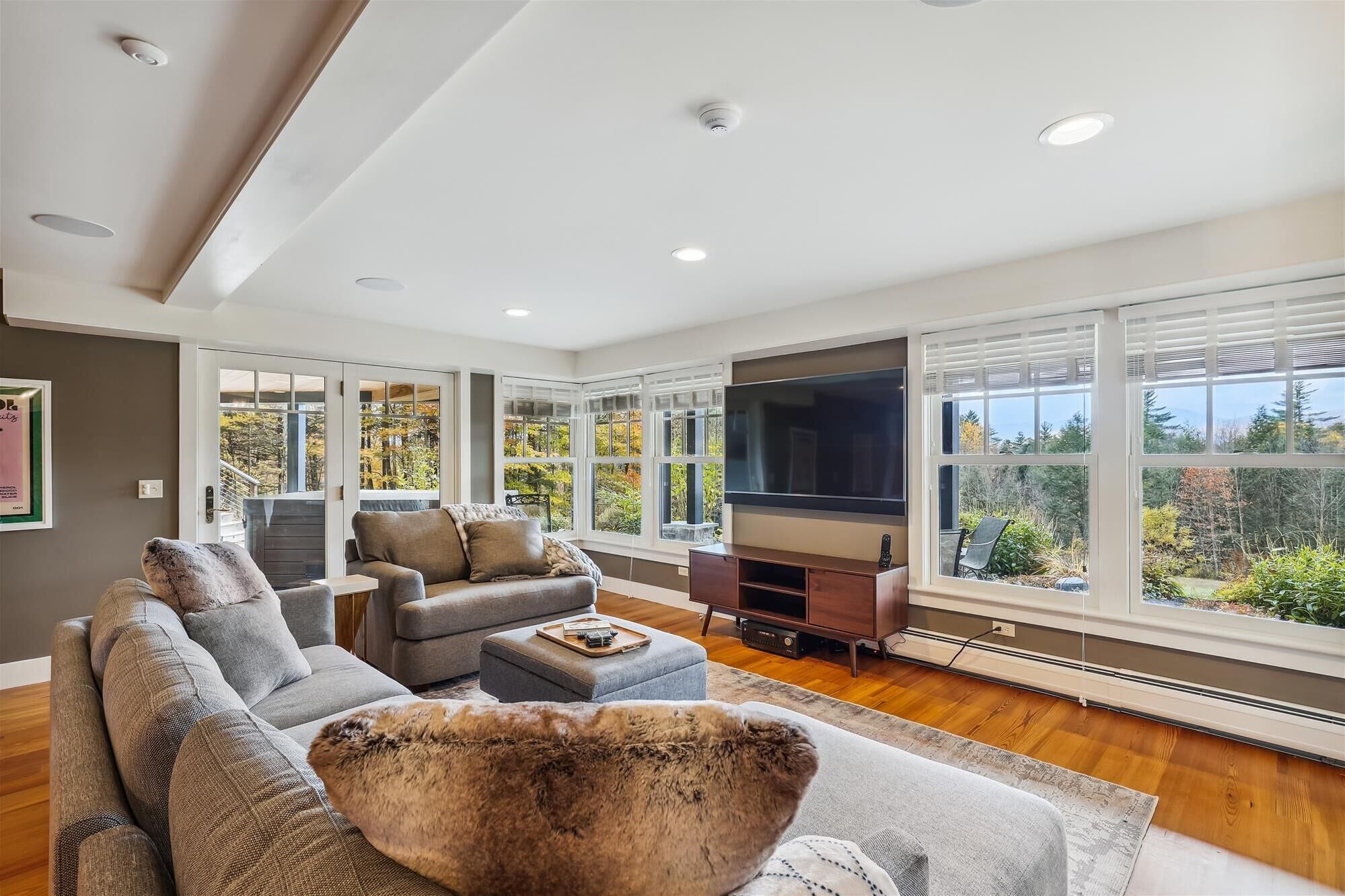 Een smart-tv, een open haard en een tafeltennistafel