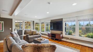 Een smart-tv, een open haard en een tafeltennistafel