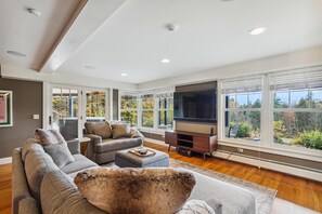 Smart-TV, peis og bordtennis