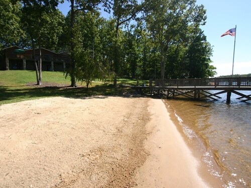 Welcome to the Lodge at Greenbay - Sandy Beach & Amazing Sunset Views!