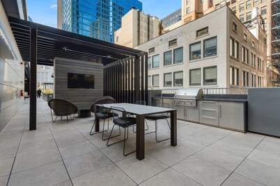 Urban Retreat: 2BR, Resort Amenities, Downtown