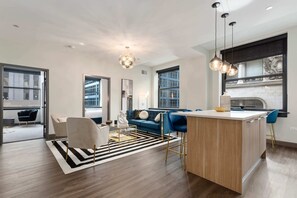 Interior - Spacious 2BR in The Loop + 5-Star Comfort (Chicago)