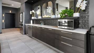 Coffee/tea maker, fridge, microwave, oven