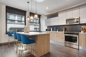 Coffee/tea maker, fridge, microwave, oven