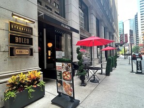 Exterior detail - Spacious 2BR in The Loop + 5-Star Comfort (Chicago)