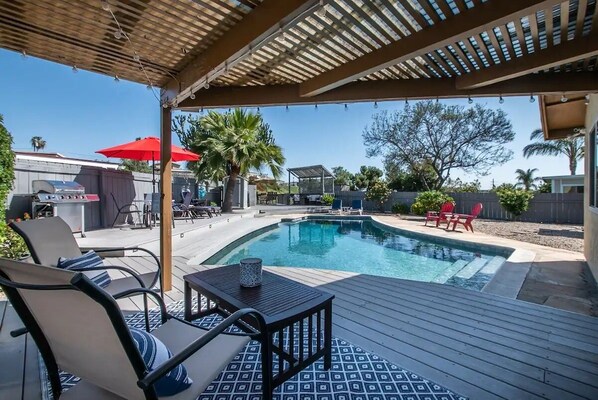 Alberca al aire libre y alberca climatizada