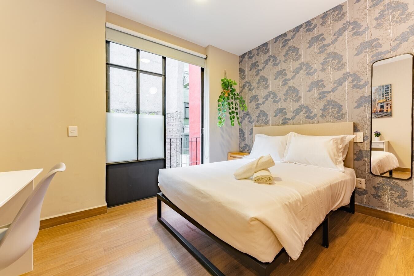 Tabla de planchar con plancha, wifi, ropa de cama