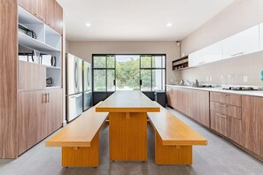 Réfrigérateur, four à micro-ondes, un four, surface de cuisson