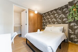 Tabla de planchar con plancha, wifi y ropa de cama 
