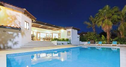 4BR Villa Short Walk to Beach in Amazing Location!