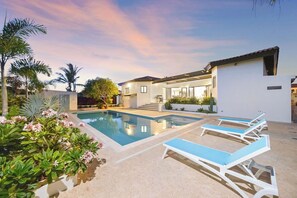 Pool - 4BR Villa Short Walk to Beach in Amazing Location! (Noord)