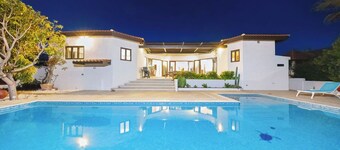 4BR Villa Short Walk to Beach in Amazing Location!