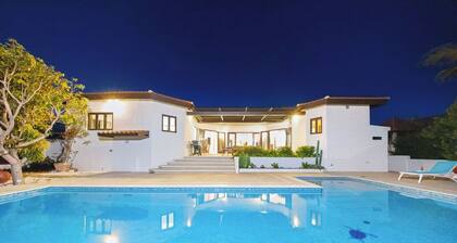 4BR Villa Short Walk to Beach in Amazing Location!