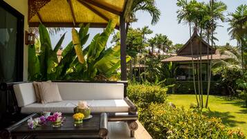 Luxury-Zimmer, 1 King-Bett, Terrasse, eingeschränkter Meerblick | Terrasse/Patio