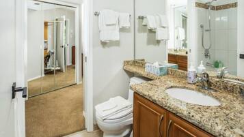 Combined shower/tub, hair dryer, towels