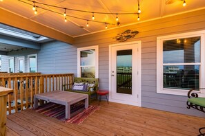 Property grounds - Shared Heated Pool, Gulf Views, Beach Boardwalk and Golf Cart Included (Port Aransas)
