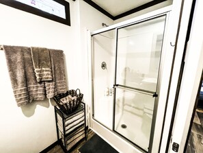 Dusche, Haartrockner, Handtücher, Seife