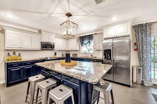 Green Acres District, Sleeps 8, King/Queen