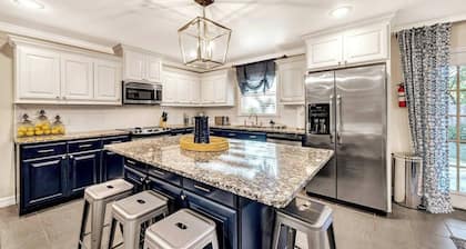 Green Acres District, Sleeps 8, King/Queen