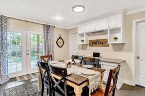 Dining - Green Acres District, Sleeps 8, King/Queen (Tyler)