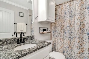 Combined shower/tub, hair dryer - Green Acres District, Sleeps 8, King/Queen (Tyler)
