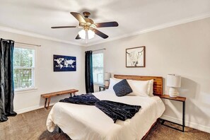 3 bedrooms, desk, iron/ironing board, travel crib - Green Acres District, Sleeps 8, King/Queen (Tyler)