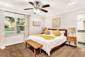 3 bedrooms, desk, iron/ironing board, travel crib - Green Acres District, Sleeps 8, King/Queen (Tyler)