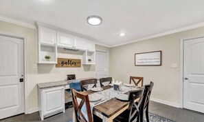 Dining - Green Acres District, Sleeps 8, King/Queen (Tyler)