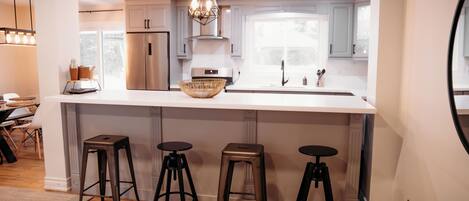 Kühlschrank, Mikrowelle, Ofen, Geschirrspüler