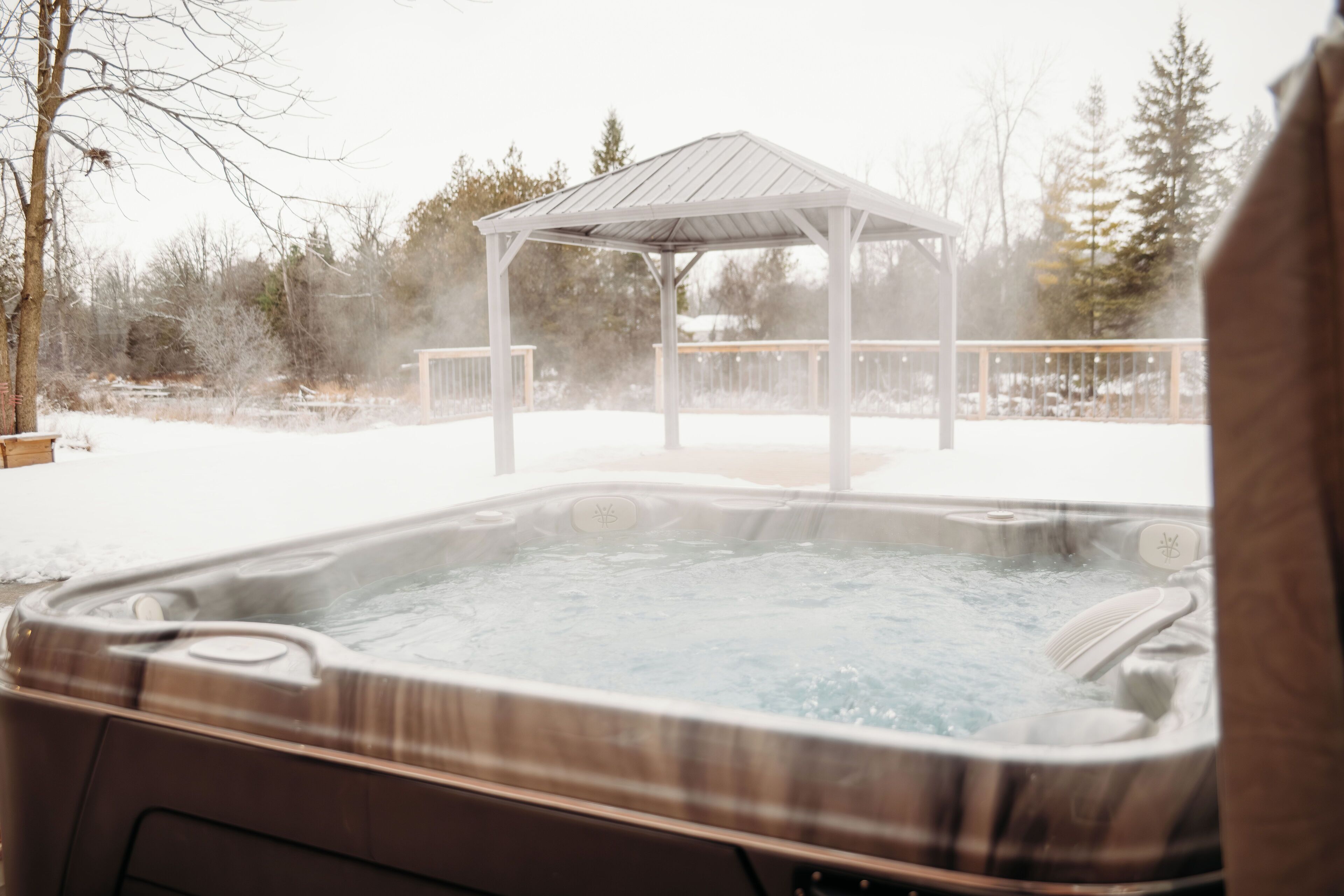 Banyera d'hidromassatge a l'aire lliure