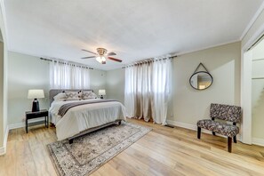 5 bedrooms, desk, iron/ironing board, free WiFi