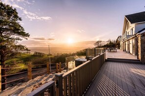 Terrace/patio - Lux Manor Sleeps 30 - Pool, Sauna, Hot Tub, Cave (Ruthin)